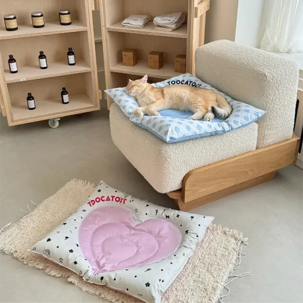 Healing Heart Cooling Mat – Natural Physical Cooling for Your Pet’s Comfort and Rest