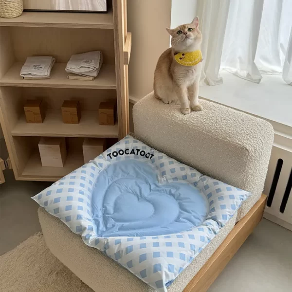 Healing Heart Cooling Mat – Natural Physical Cooling for Your Pet’s Comfort and Rest