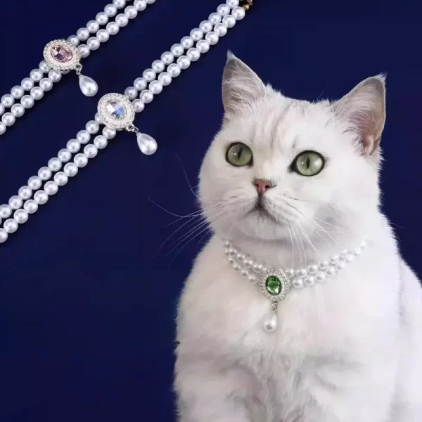 Double-layer pearl necklace with a gemstone pendant for cats and small dogs.